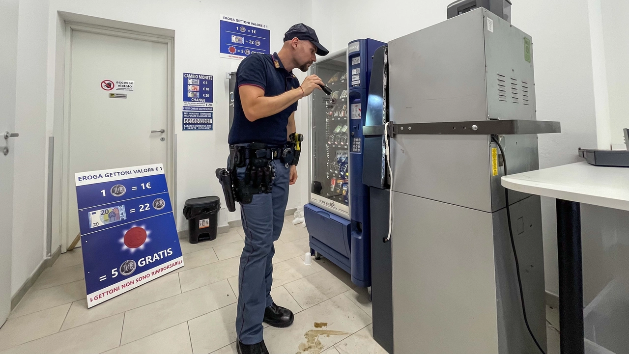 Il sopralluogo della polizia di Stato alla lavanderia del record-furti (Tommaso Gaspreini/FotoGermogli) Il sopralluogo della polizia di Stato alla lavanderia del record-furti (Tommaso Gaspreini/FotoGermogli)