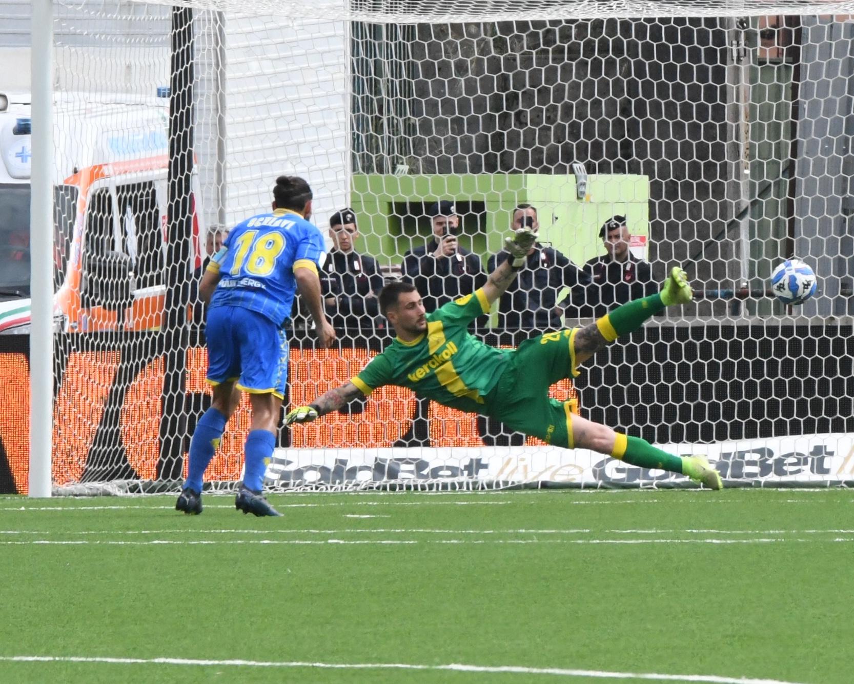 Carrarese Modena 2 1: impresa degli apuani che in 10 battono gli emiliani. Salvezza vicina Carrarese Modena 2 1: impresa degli apuani che in 10 battono gli emiliani. Salvezza vicina