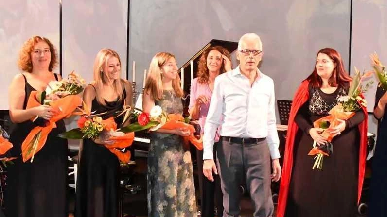La serata a ingresso libero chiude il cartellone di Natale con i brani composti dal maestro pratese. Immagini proiettate e profumi nell’aria. Un cast quasi tutto al femminile tra voci e strumenti. . La serata a ingresso libero chiude il cartellone di Natale con i brani composti dal maestro pratese. Immagini proiettate e profumi nell’aria. Un cast quasi tutto al femminile tra voci e strumenti. .