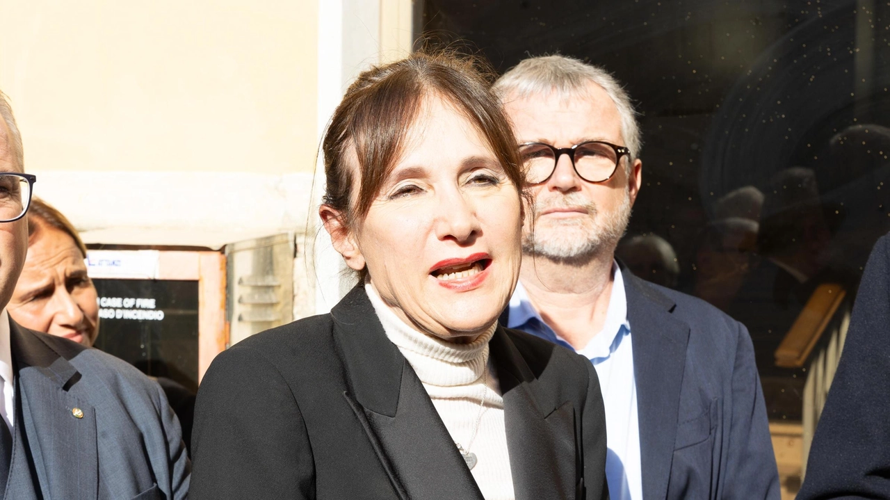 La Asl Toscana Nord Ovest ha investito circa 4 milioni di euro nella sicurezza degli operatori. Attivato un sistema di segnalazione del pericolo. E le Volanti passeranno più spesso. La Asl Toscana Nord Ovest ha investito circa 4 milioni di euro nella sicurezza degli operatori. Attivato un sistema di segnalazione del pericolo. E le Volanti passeranno più spesso.