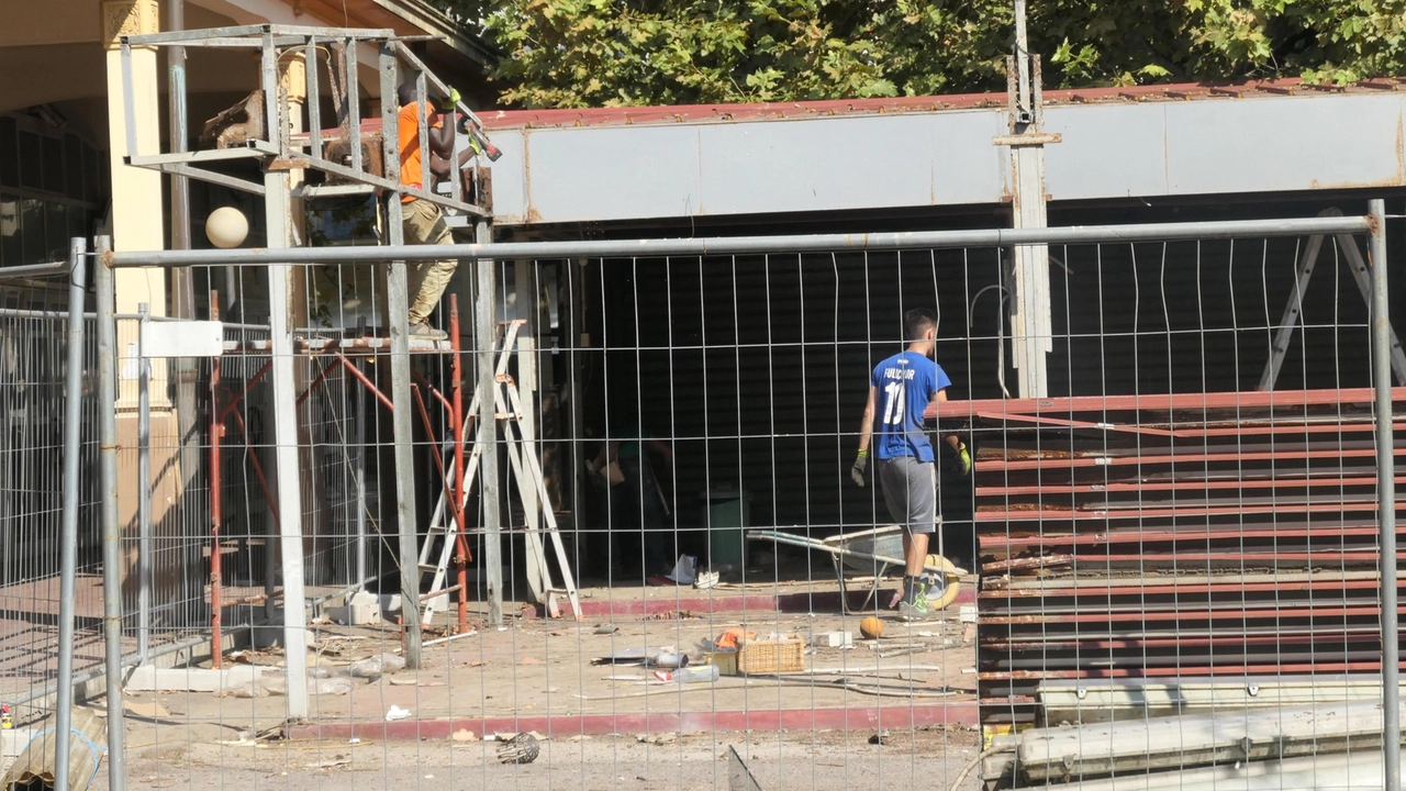 Gli operai stanno smantellando in questi giorni i vecchi chioschi che da tempo sono rimasti chiusi per la crisi del Piazzone Gli operai stanno smantellando in questi giorni i vecchi chioschi che da tempo sono rimasti chiusi per la crisi del Piazzone