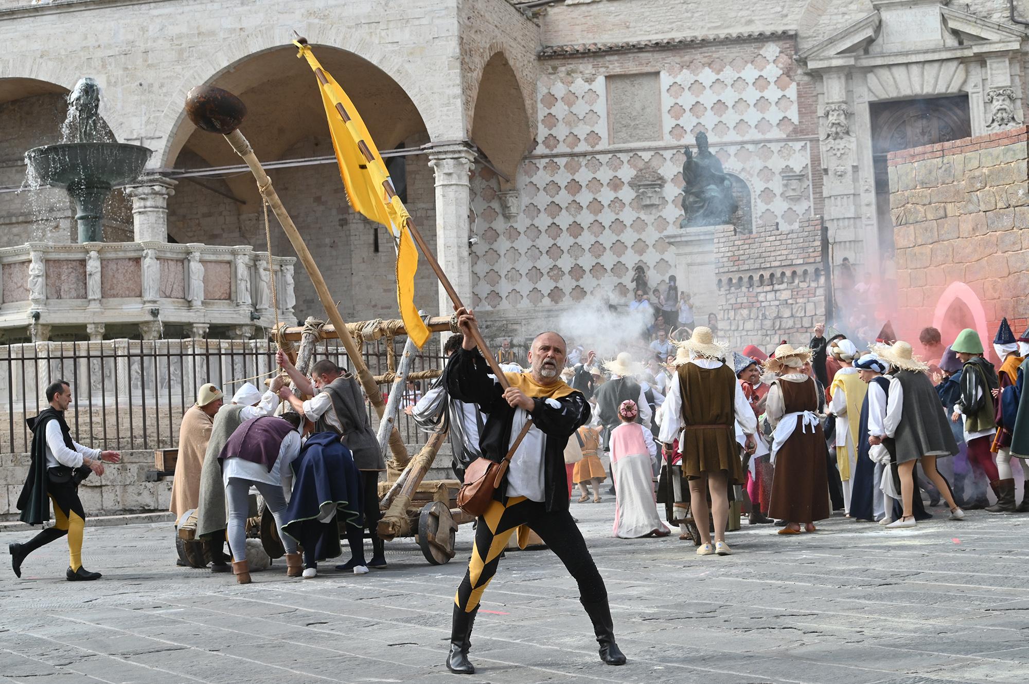 Dieci anni di Perugia 1416, a Porta San Pietro il Palio 2025. Gran finale in piazza IV Novembre Dieci anni di Perugia 1416, a Porta San Pietro il Palio 2025. Gran finale in piazza IV Novembre