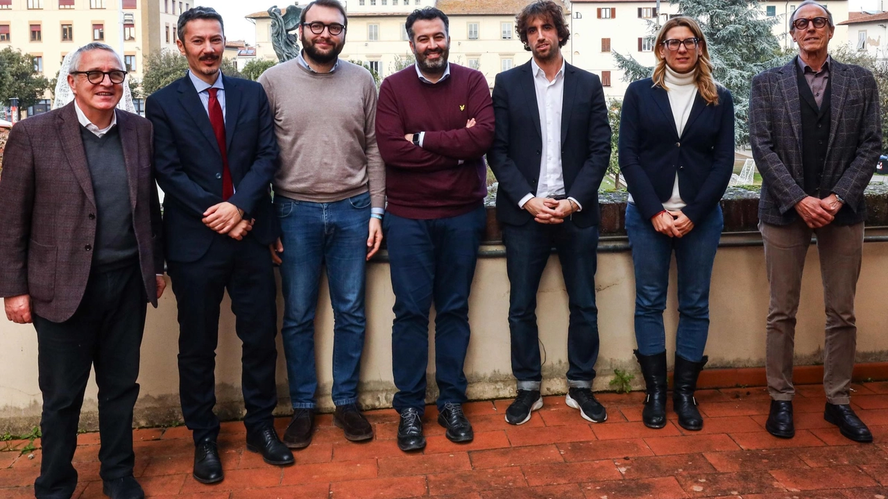 Al centro Alessio Mugnaini, presidente dell’Unione dei Comuni, insieme agli altri sindaci dell’Unione dei Comuni dell’Empolese Valdelsa Al centro Alessio Mugnaini, presidente dell’Unione dei Comuni, insieme agli altri sindaci dell’Unione dei Comuni dell’Empolese Valdelsa