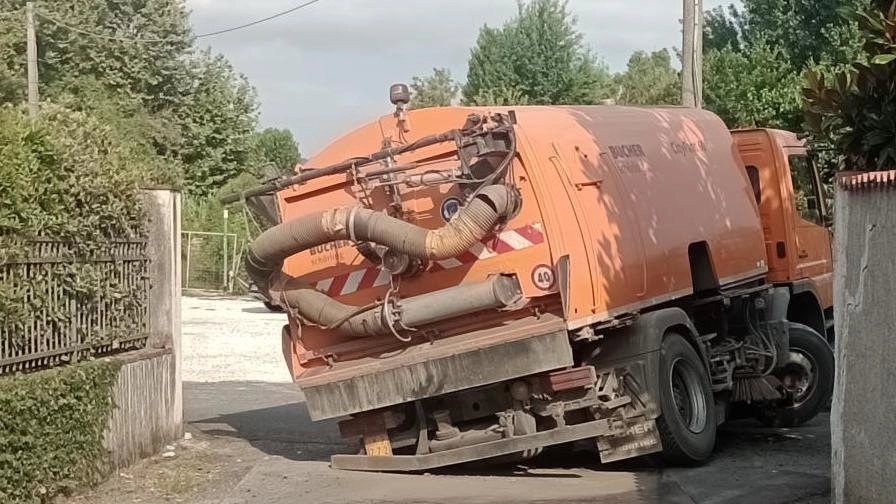 Autobotte cede l'asfalto a Carrara: voragine in via Siena, ma nessun danno grave. Lavori in corso per rendere le strade più sicure. Preoccupazione per canali tombati. Autobotte cede l'asfalto a Carrara: voragine in via Siena, ma nessun danno grave. Lavori in corso per rendere le strade più sicure. Preoccupazione per canali tombati.