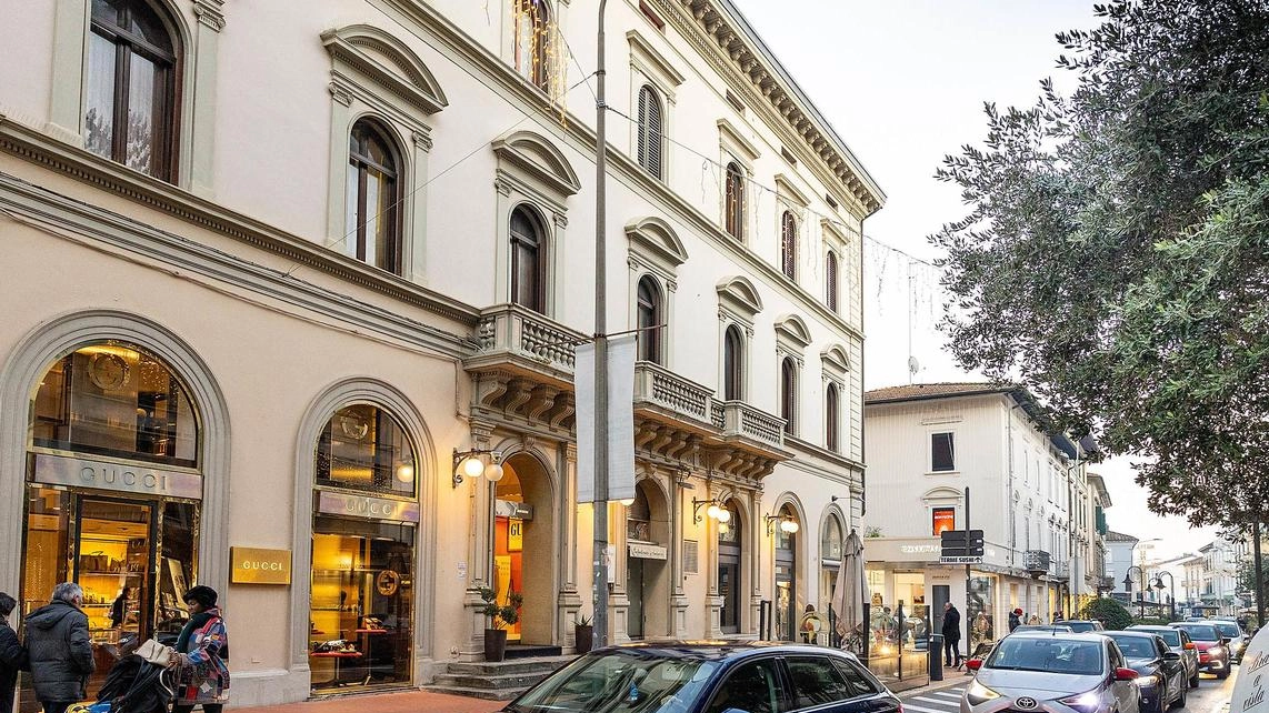 Uno dei pali della luce di corso Matteotti che saranno sostituiti Uno dei pali della luce di corso Matteotti che saranno sostituiti