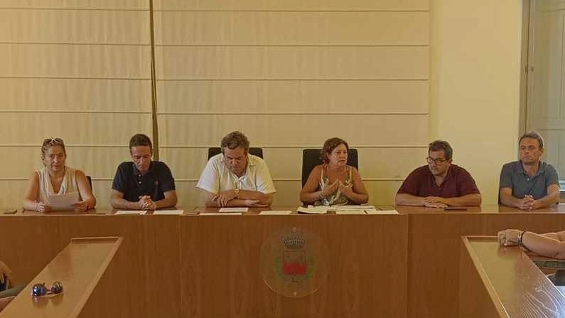 La sindaca Simona Barsotti e la giunta di Massarosa al completo La sindaca Simona Barsotti e la giunta di Massarosa al completo
