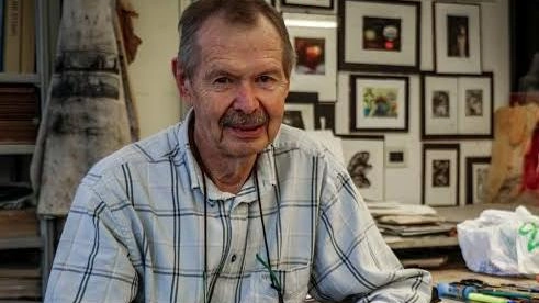 Il maestro incisore Nicholas Kraczyna espone la sua collezione "I Ching" alla Galleria Comunale di Barga, utilizzando forme degli ideogrammi cinesi. L'opera è stata elogiata dall'assessore Maresa Andreotti e dal consigliere Sergio Suffredini. Il maestro incisore Nicholas Kraczyna espone la sua collezione "I Ching" alla Galleria Comunale di Barga, utilizzando forme degli ideogrammi cinesi. L'opera è stata elogiata dall'assessore Maresa Andreotti e dal consigliere Sergio Suffredini.