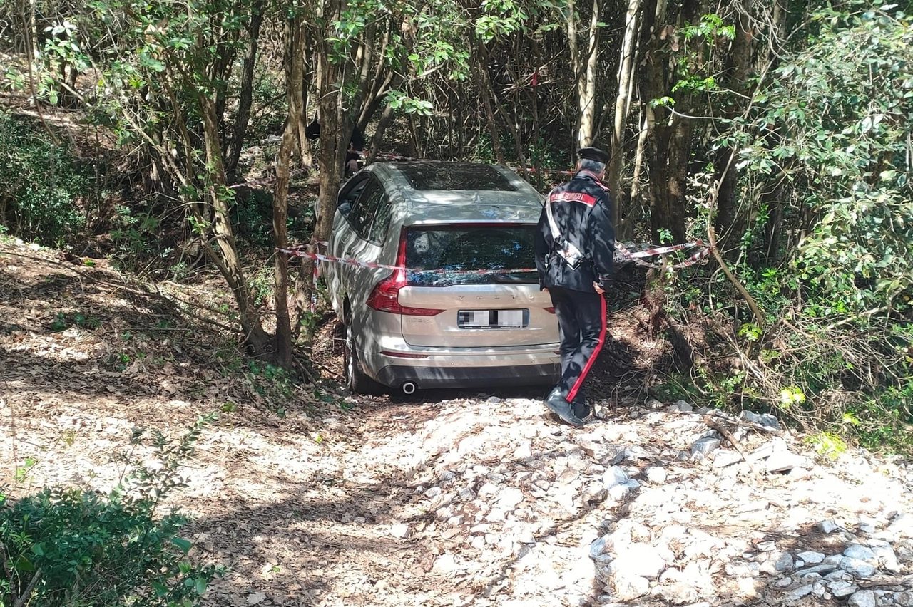 La seconda auto ritrovata in un dirupo nel bosco tra Sassetta e Suvereto