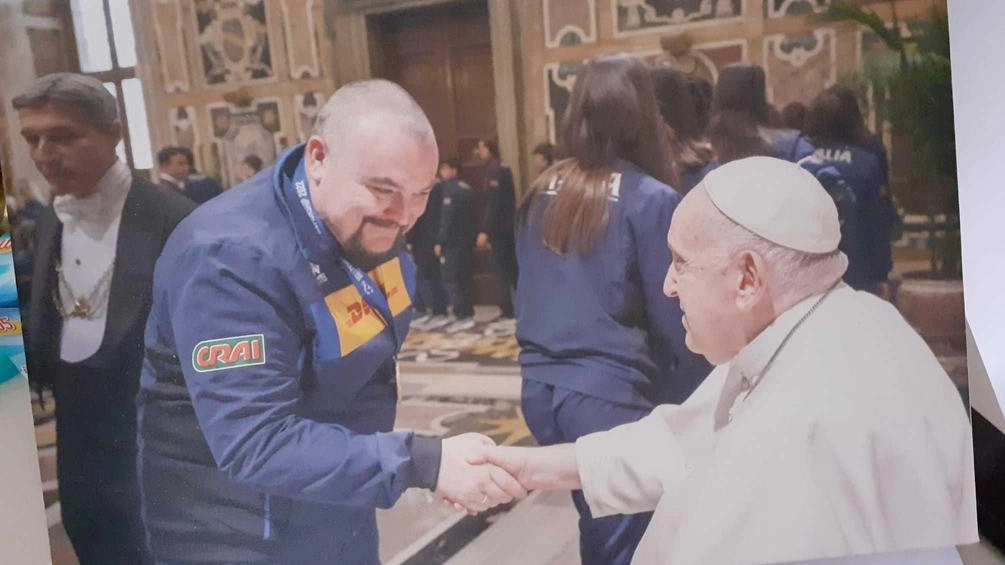 Francesco Alfatti, fisioterapista della Nazionale maschile di pallavolo e di Emma Villas Siena, nel 2023 con il Papa