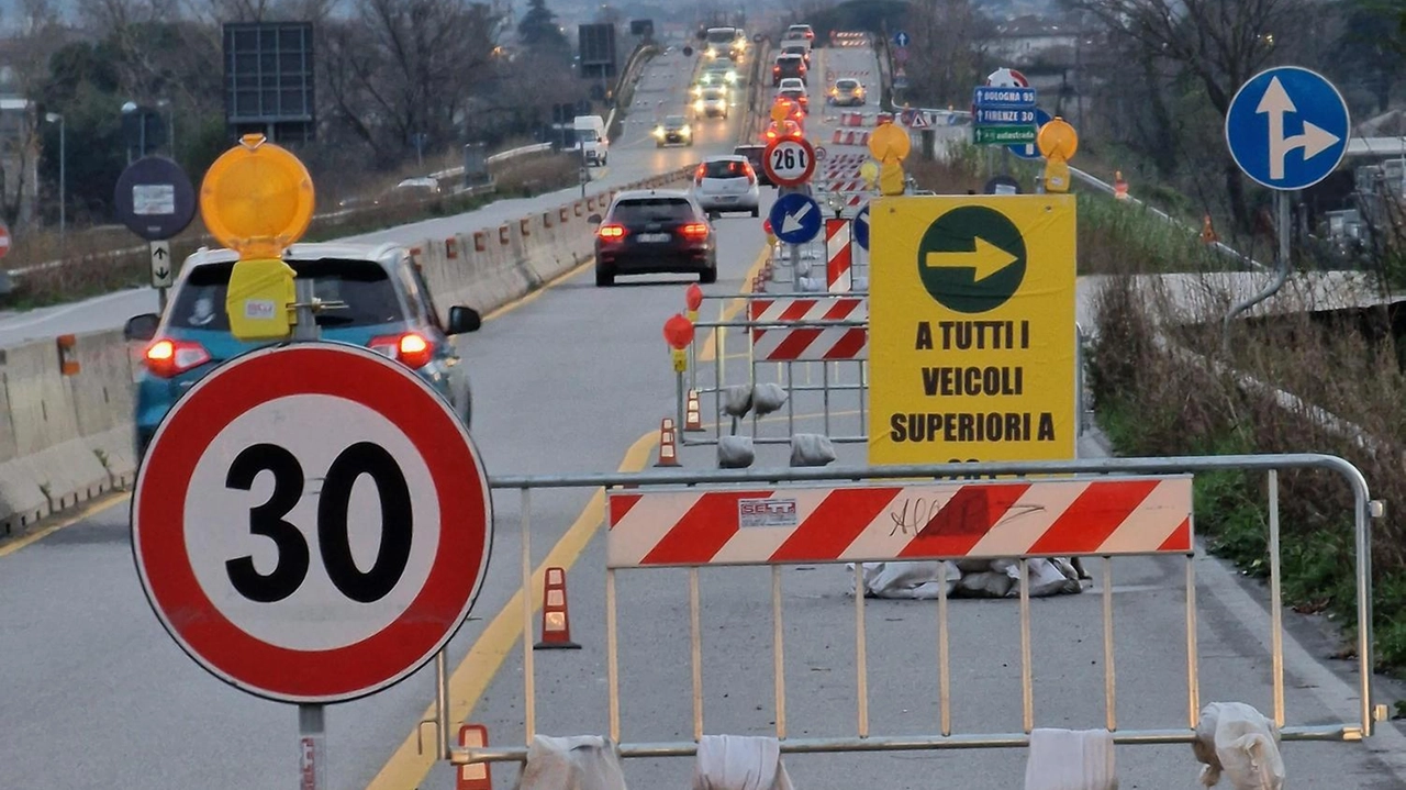 Ormai da anni la Tangenziale Est attende gli interventi necessari per la. riapertura totale al traffico Ormai da anni la Tangenziale Est attende gli interventi necessari per la. riapertura totale al traffico
