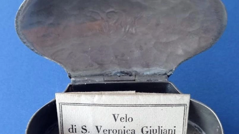 Reliquia attribuita a Santa Veronica Giuliani, contenuta all’interno di un volume stampato a Firenze nel 1770 Reliquia attribuita a Santa Veronica Giuliani, contenuta all’interno di un volume stampato a Firenze nel 1770