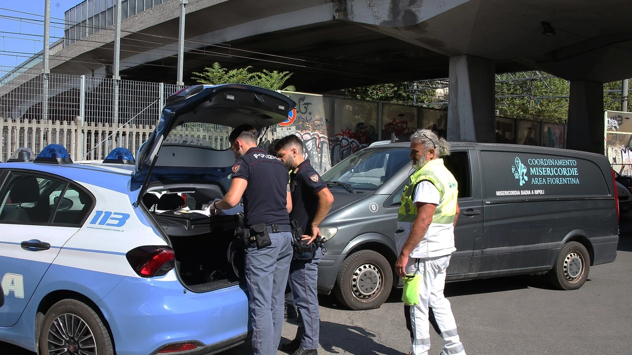 Il corpo del ragazzo viene rimosso a cura della Misericordia. A intervenire, la polizia (New Press Photo) Il corpo del ragazzo viene rimosso a cura della Misericordia. A intervenire, la polizia (New Press Photo)
