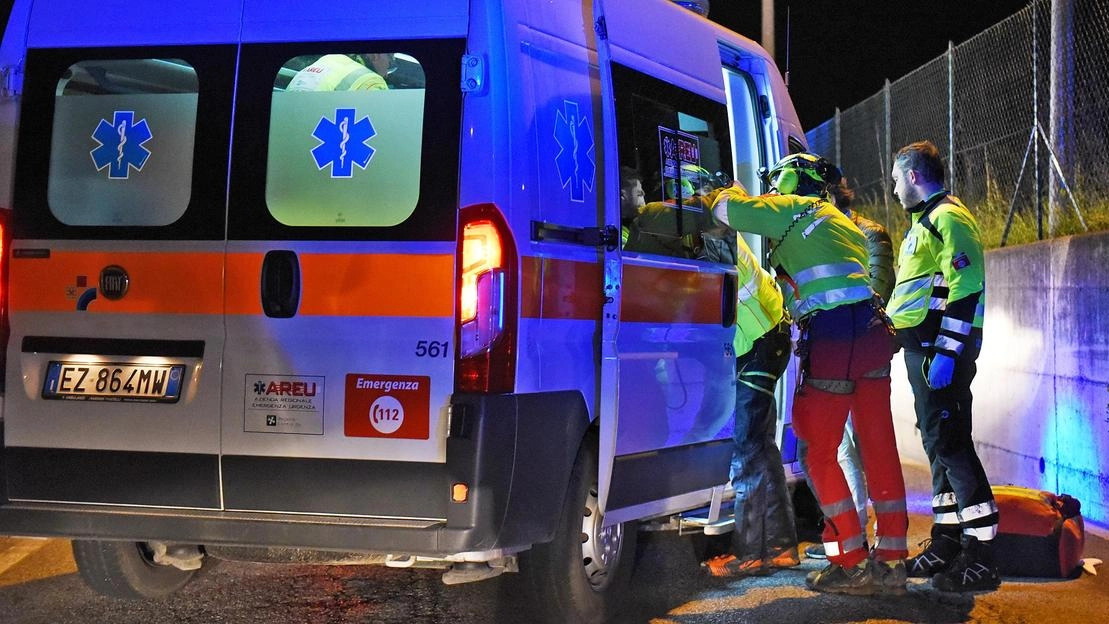 Nella foto d’archivio i soccorritori della Misericordia intervengono dopo un incidente stradale in cui sono rimasti feriti dei pedoni