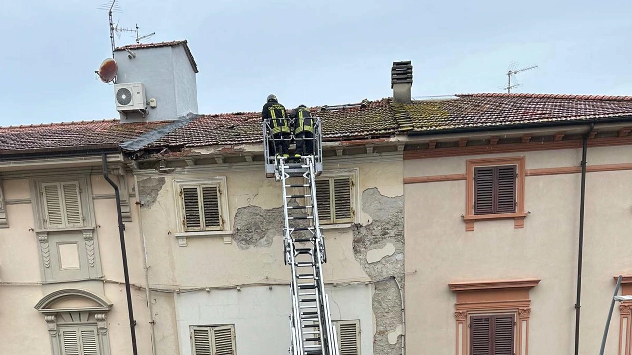 Attimi di paura in via Gioia: cedimento di un edificio, tegole cadono in strada