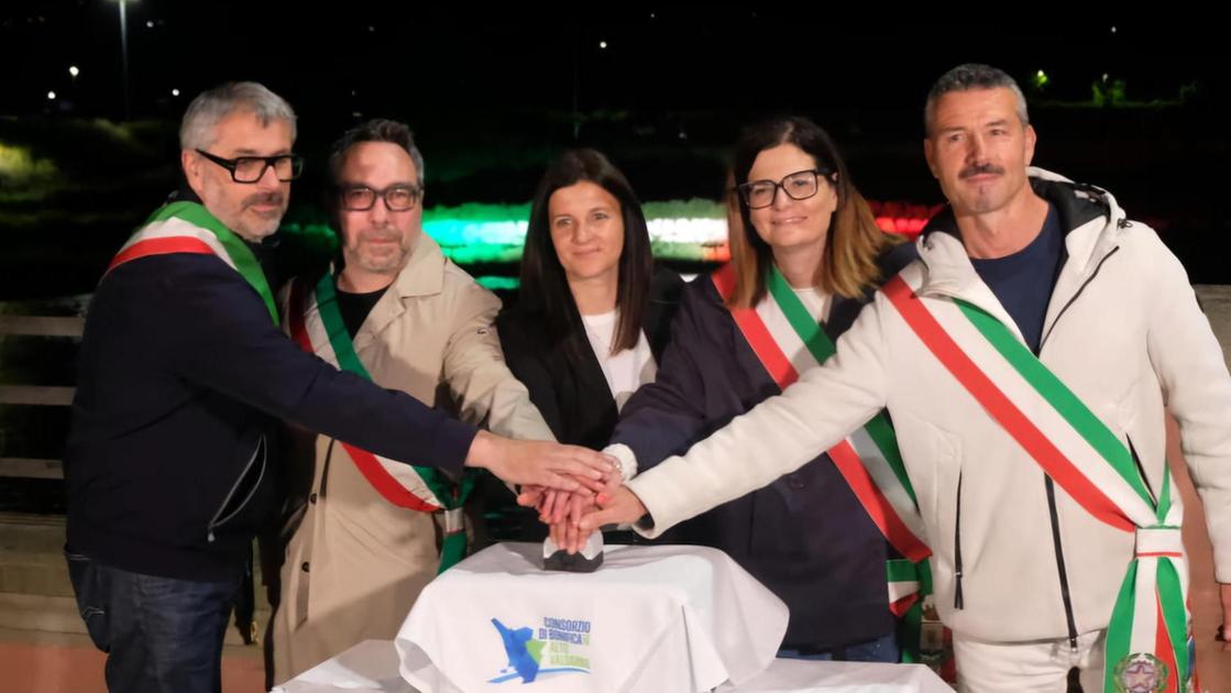 https://www.lanazione.it/image-service/view/acePublic/alias/contentid/NzViM2FiMmQtZjNjOC00/0/luci-tricolori-illuminano-larno-pronti-2-milioni-per-le-sponde.jpeg?f=16:9&w=1200&h=630