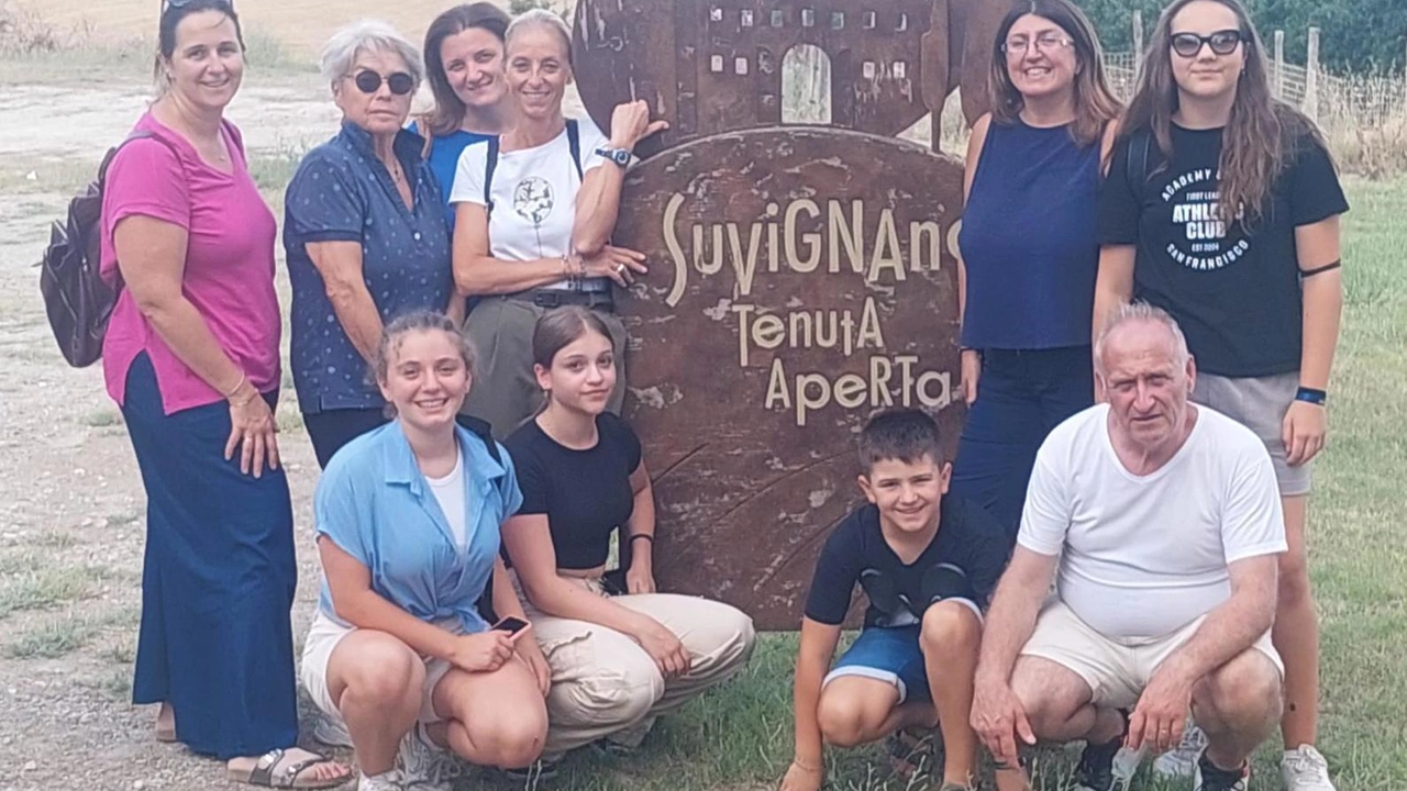 La visita alla tenuta agricola di Suvignano, confiscata alla mafia nel 2007: gli studenti e i cittadini di Poggio partecipanti con l’assessore Cataldi La visita alla tenuta agricola di Suvignano, confiscata alla mafia nel 2007: gli studenti e i cittadini di Poggio partecipanti con l’assessore Cataldi