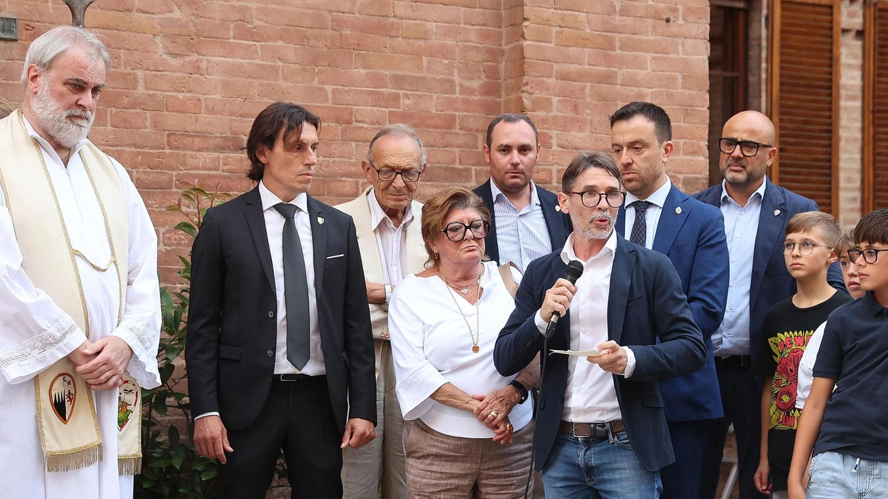Un momento della donazione dei braccialetti in memoria di Vigni ; In alto. la cerimonia Un momento della donazione dei braccialetti in memoria di Vigni ; In alto. la cerimonia