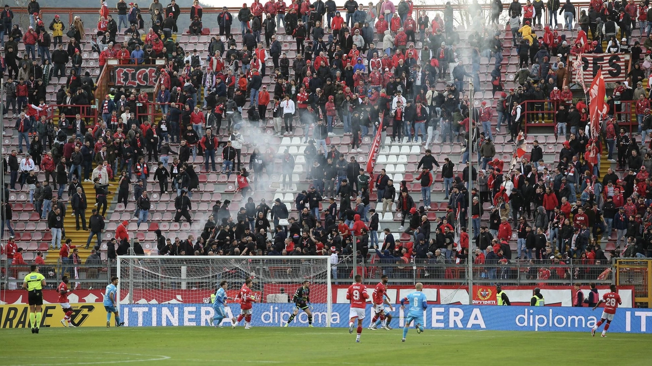 Un momento degli scontri avvenuti in curva Nord il 23 marzo scorso durante la gara Perugia-Pineto