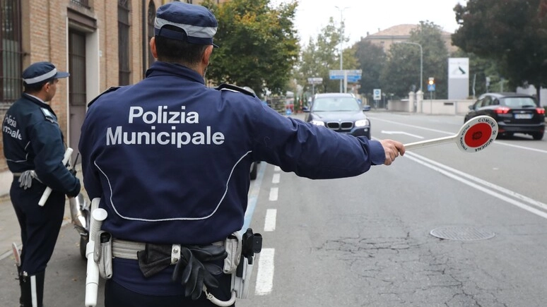 La polizia municipale (Foto Ansa)