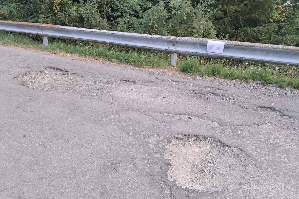 ’Adotta una buca’. Disagi lungo la strada per la montagna, i residenti ci ridono sopra e ‘provocano’ i turisti