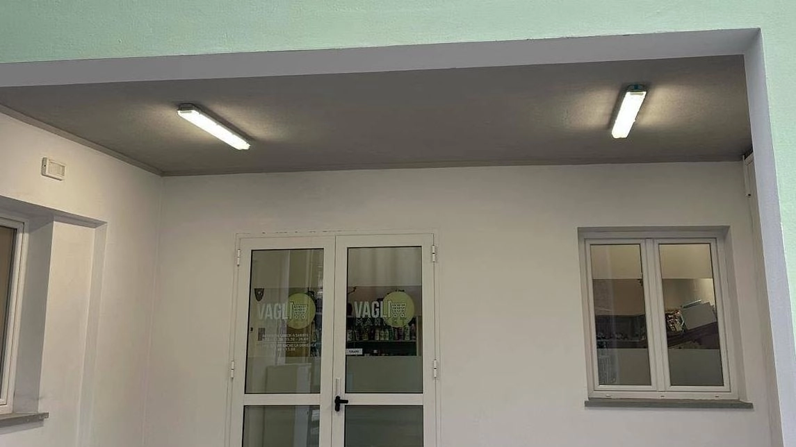 L’ingresso del nuovissimo mini-market aperto lunedì scorso a Vagli di Sotto