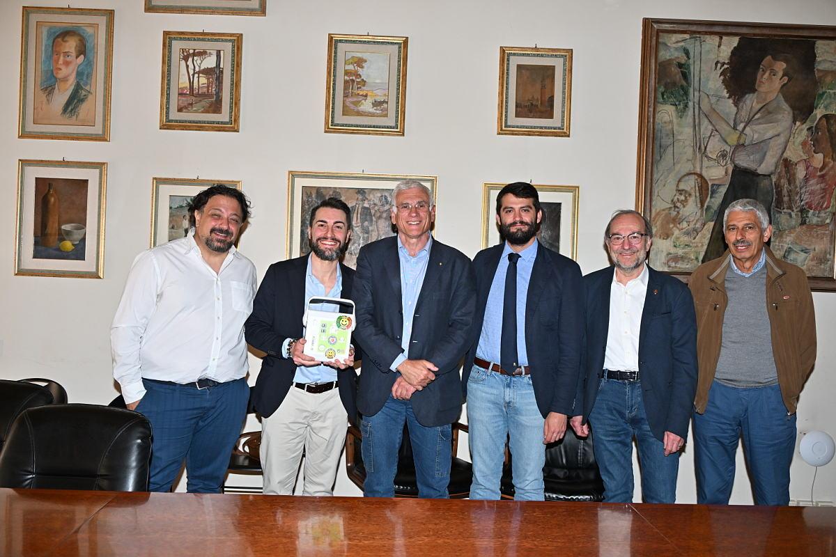 Un defibrillatore per la Chiesa apostolica, dono di ‘Regalami un sorriso’ Un defibrillatore per la Chiesa apostolica, dono di ‘Regalami un sorriso’