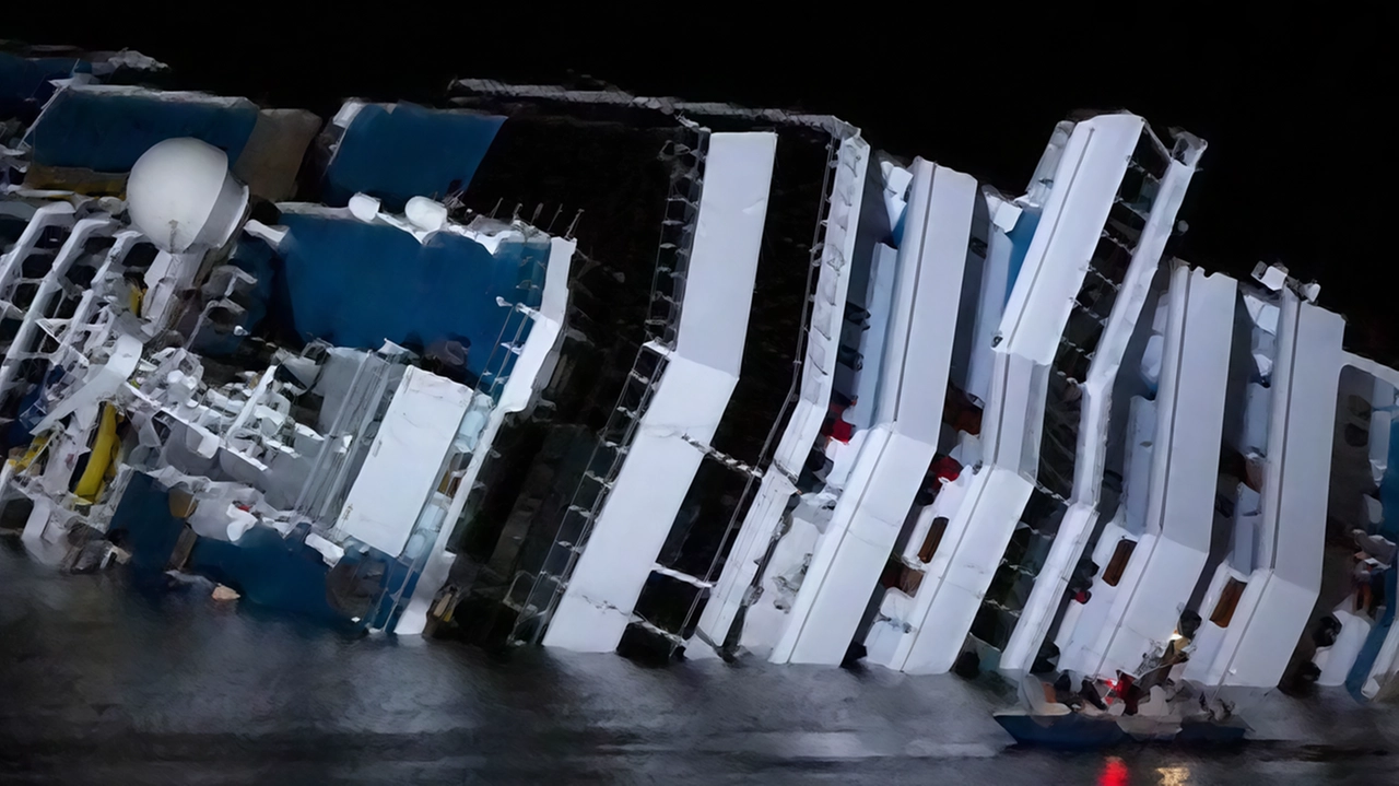 La Costa Concordia la sera del naufragio davanti alla Isola del Giglio, il 13 gennaio del 2012: il naufragio costò la vita a 32 persone La Costa Concordia la sera del naufragio davanti alla Isola del Giglio, il 13 gennaio del 2012: il naufragio costò la vita a 32 persone