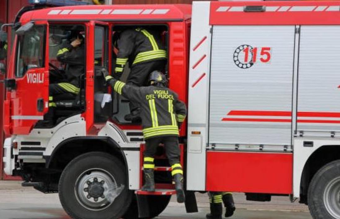 Chiusi nell’ascensore guasto: un’ora di paura per quattro persone tra cui una disabile Chiusi nell’ascensore guasto: un’ora di paura per quattro persone tra cui una disabile