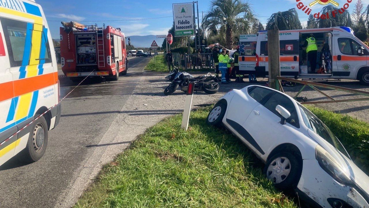 Incidente a Pistoia, auto e moto si scontrano all'incrocio