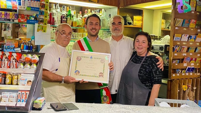 Il Bar Durimi compie 25 anni. La consegna della targa da parte del sindaco Pignotti Il Bar Durimi compie 25 anni. La consegna della targa da parte del sindaco Pignotti