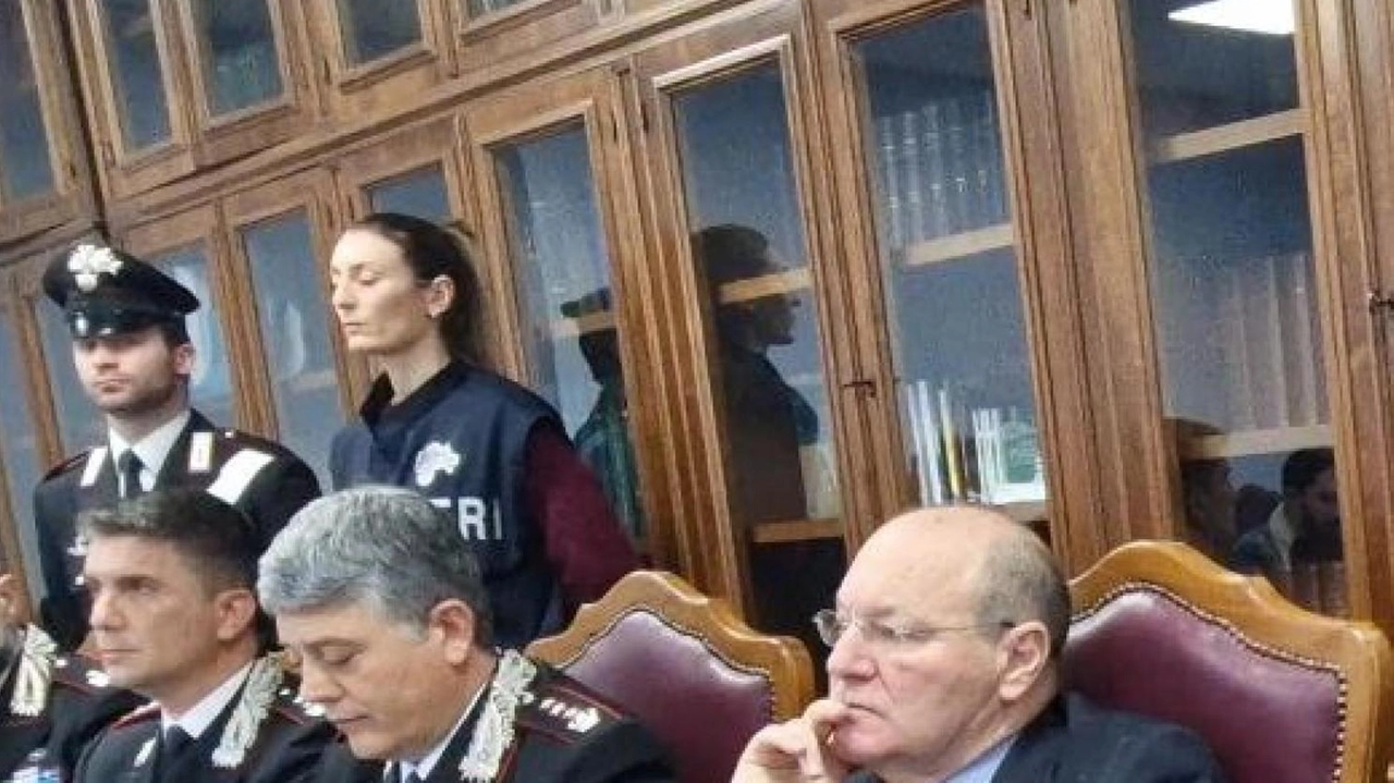 La conferenza stampa (nella foto i carabinieri e il procuratore di Viterbo Auriemma) dove è stata illustrata l’indagine; in alto fermo immagine (fonte Ansa) delle telecamere installate La conferenza stampa (nella foto i carabinieri e il procuratore di Viterbo Auriemma) dove è stata illustrata l’indagine; in alto fermo immagine (fonte Ansa) delle telecamere installate