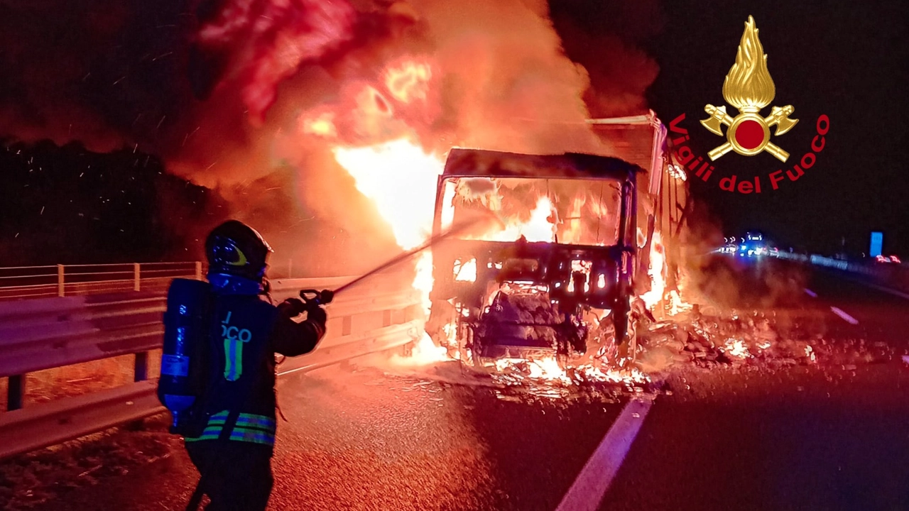 Camion in fiamme, l'intervento dei vigili del fuoco Camion in fiamme, l'intervento dei vigili del fuoco