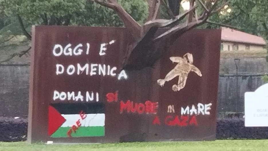 “Oltre le radici“, nuovamente modificata dall’autore, in piazzale Boccherini “Oltre le radici“, nuovamente modificata dall’autore, in piazzale Boccherini