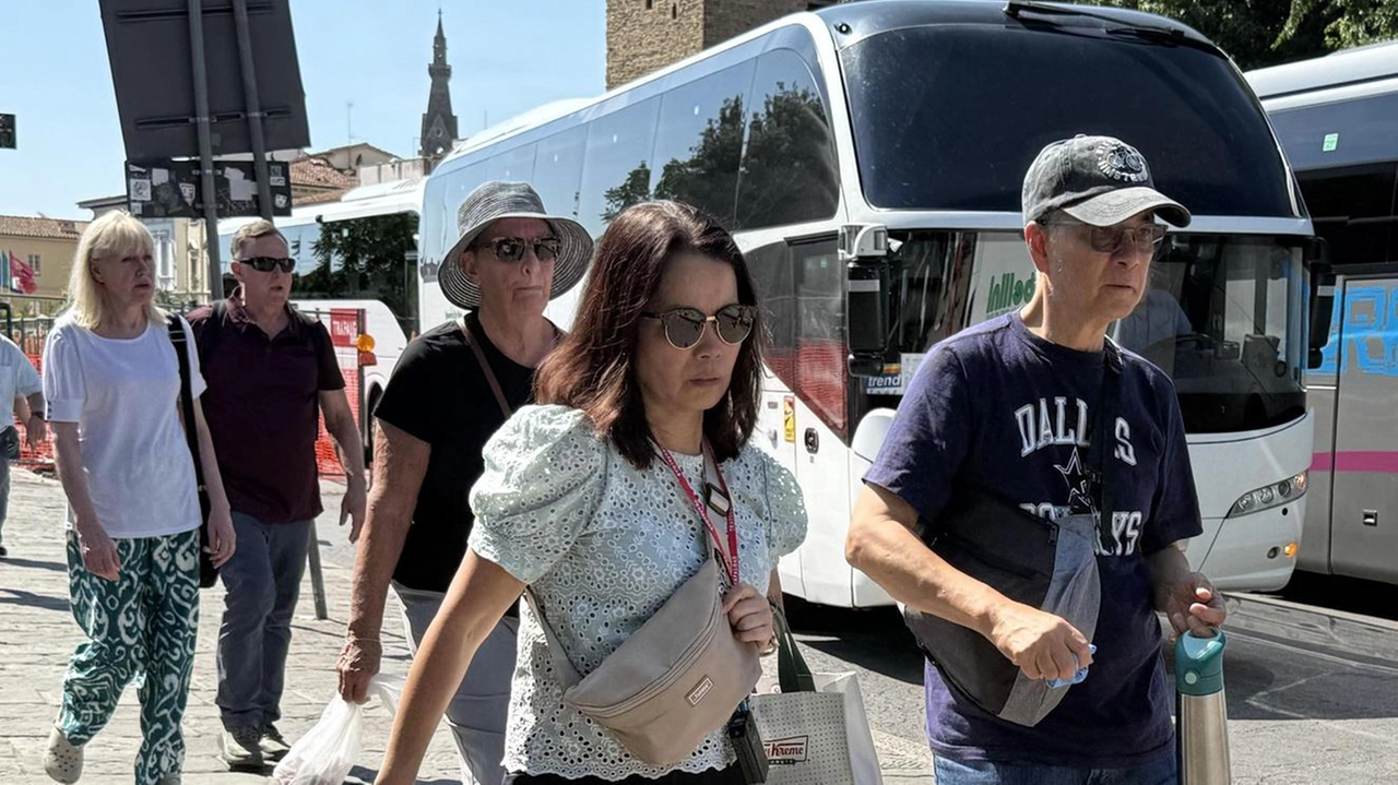 Turisti nella zona di sosta dei pullman sul lungarno Pecori Giraldi Turisti nella zona di sosta dei pullman sul lungarno Pecori Giraldi