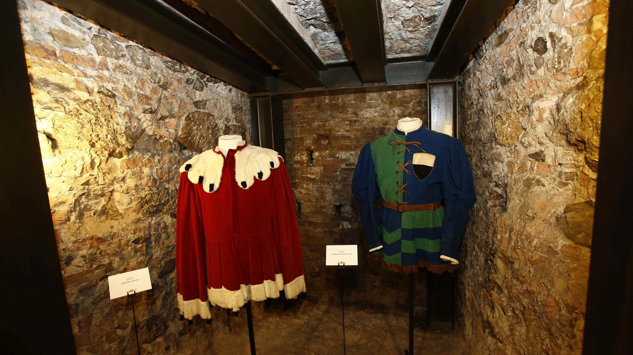 Una delle vetrine allestite nella sala dei costumi di Palazzo Pubblico Una delle vetrine allestite nella sala dei costumi di Palazzo Pubblico