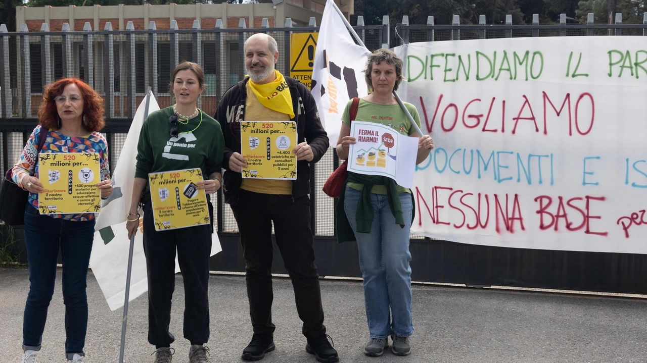 Alcuni attivisti del movimento «No base» si sono riuniti ieri davanti alla sede del Cisam. a San Piero a Grado