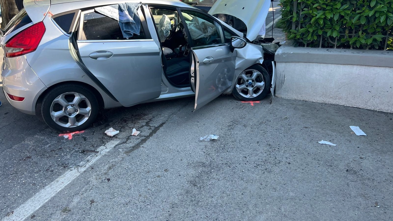 Una delle auto coinvolte nel violento impatto che si è verificato ieri mattina in località Biagioni a Spianate, sulla provinciale, all’incrocio con la strada che conduce verso il territorio di Fucecchio Una delle auto coinvolte nel violento impatto che si è verificato ieri mattina in località Biagioni a Spianate, sulla provinciale, all’incrocio con la strada che conduce verso il territorio di Fucecchio