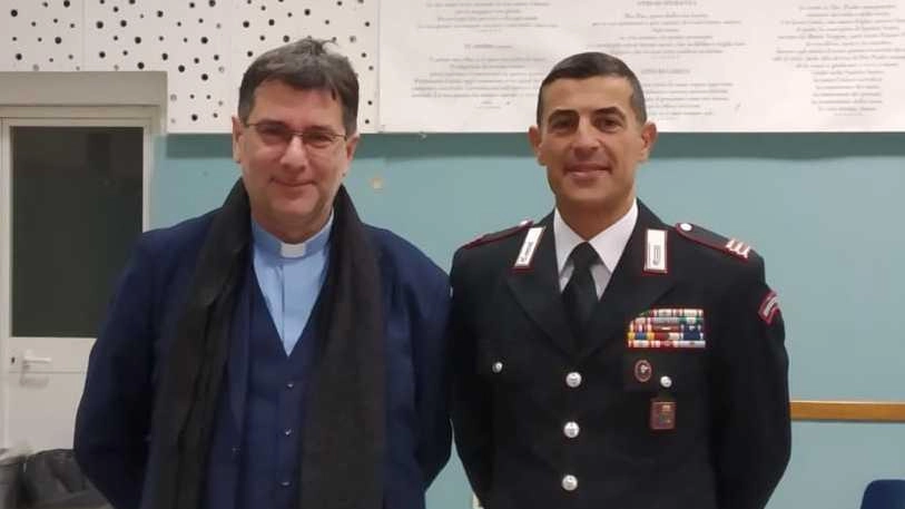 Il prete di Mazzetta, don Sergio Lanzola, e il comandante della stazione carabinieri del quartiere, Giuseppe Cristiano Il prete di Mazzetta, don Sergio Lanzola, e il comandante della stazione carabinieri del quartiere, Giuseppe Cristiano