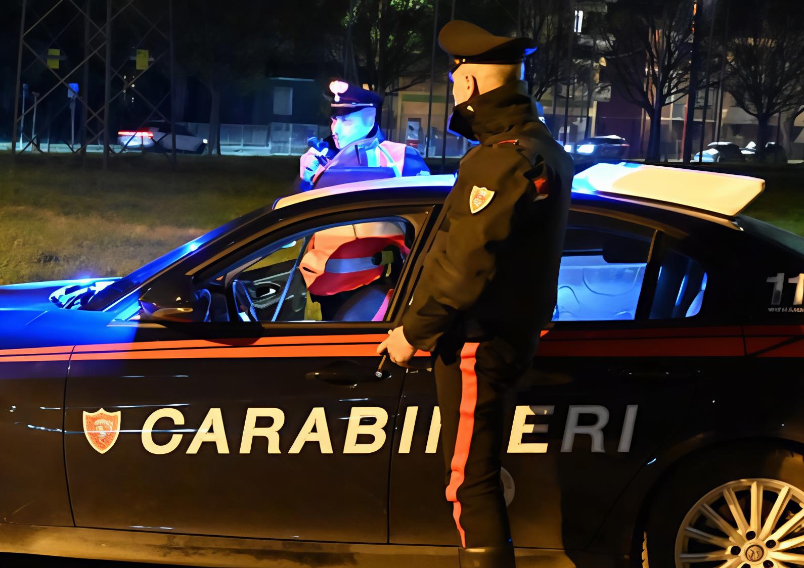 Ladri assaltano bancomat delle Poste. Il sistema di allarme li mette in fuga Ladri assaltano bancomat delle Poste. Il sistema di allarme li mette in fuga