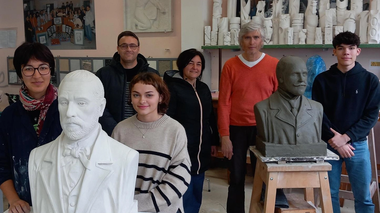 Lo scultore Michele Monfroni realizzerà in marmo i busti di Gioacchino Ascoli ed Ernesto Lombardo per il Monte di Pasta, progetto approvato dall'amministrazione comunale e supportato da Franco Frediani. Studenti del Liceo artistico Felice Palma hanno realizzato i modelli in gesso, ora in fase di traslazione in marmo presso lo Studio d’Arte di Monfroni. Lo scultore Michele Monfroni realizzerà in marmo i busti di Gioacchino Ascoli ed Ernesto Lombardo per il Monte di Pasta, progetto approvato dall'amministrazione comunale e supportato da Franco Frediani. Studenti del Liceo artistico Felice Palma hanno realizzato i modelli in gesso, ora in fase di traslazione in marmo presso lo Studio d’Arte di Monfroni.