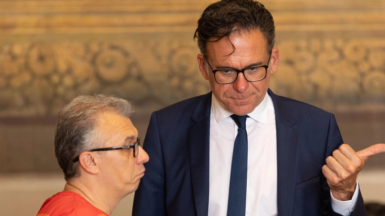 Il sindaco Michele Conti e, a sinistra Francesco (Ciccio) Auletta, capogruppo di Diritti in Comune (Foto Enrico Mattia Del Punta/Valtriani) Il sindaco Michele Conti e, a sinistra Francesco (Ciccio) Auletta, capogruppo di Diritti in Comune (Foto Enrico Mattia Del Punta/Valtriani)