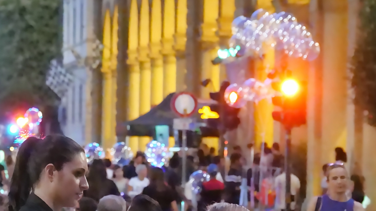 Cene all’aperto, strade e piazze del centro storico che si trasformano nel palcoscenico di serate all’insegna di eventi sotto le stelle. I ristoranti allestiscono le loro tavole lungo l’asse centrale di via Roma e via Crispi per i weekend che scandiscono l’estate aretina. Il Comune ha dato l’ok: debutto il 16 maggio