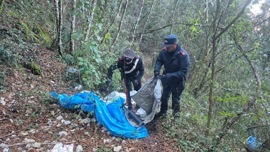 L’intervento dei militari nell’area boschiva di Sant’Urbano, a Narni L’intervento dei militari nell’area boschiva di Sant’Urbano, a Narni