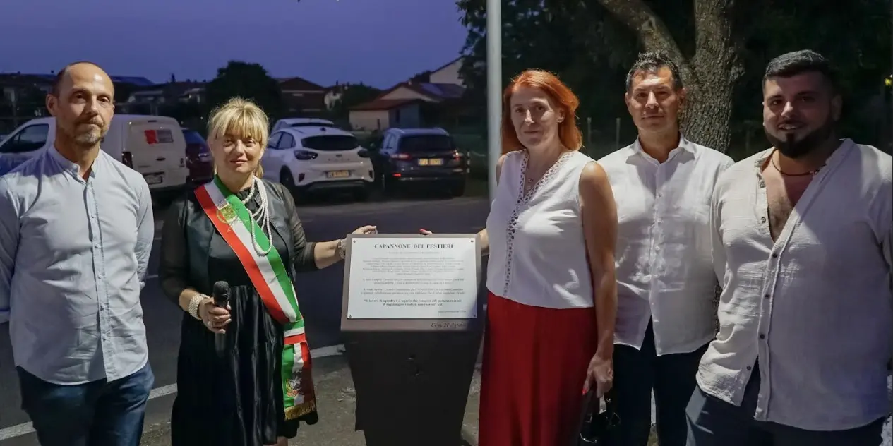 Una targa a Cesa per celebrare lo spirito di comunità