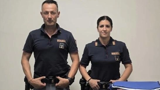 1 Nella borsa frigo, sotto strati di ghiaccio, non avevano riposto bibite fresche per affrontare il viaggio, ma panetti e...