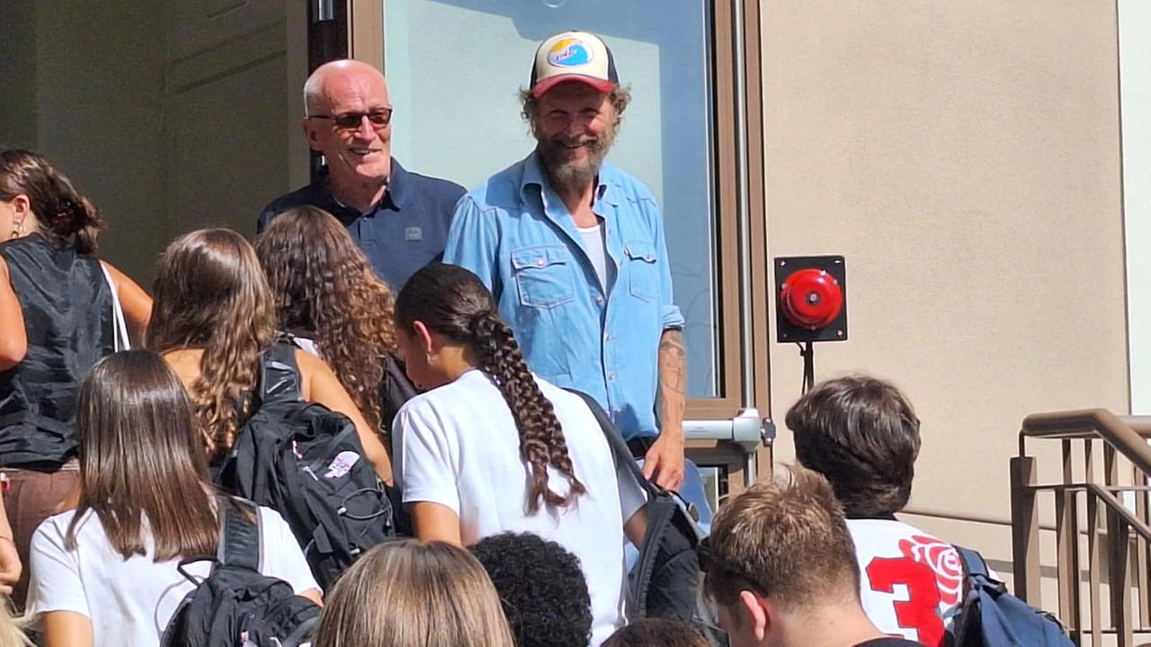 “Mi piace questa idea di formare leader di pace”, Jovanotti a Rondine per il primo giorno di scuola