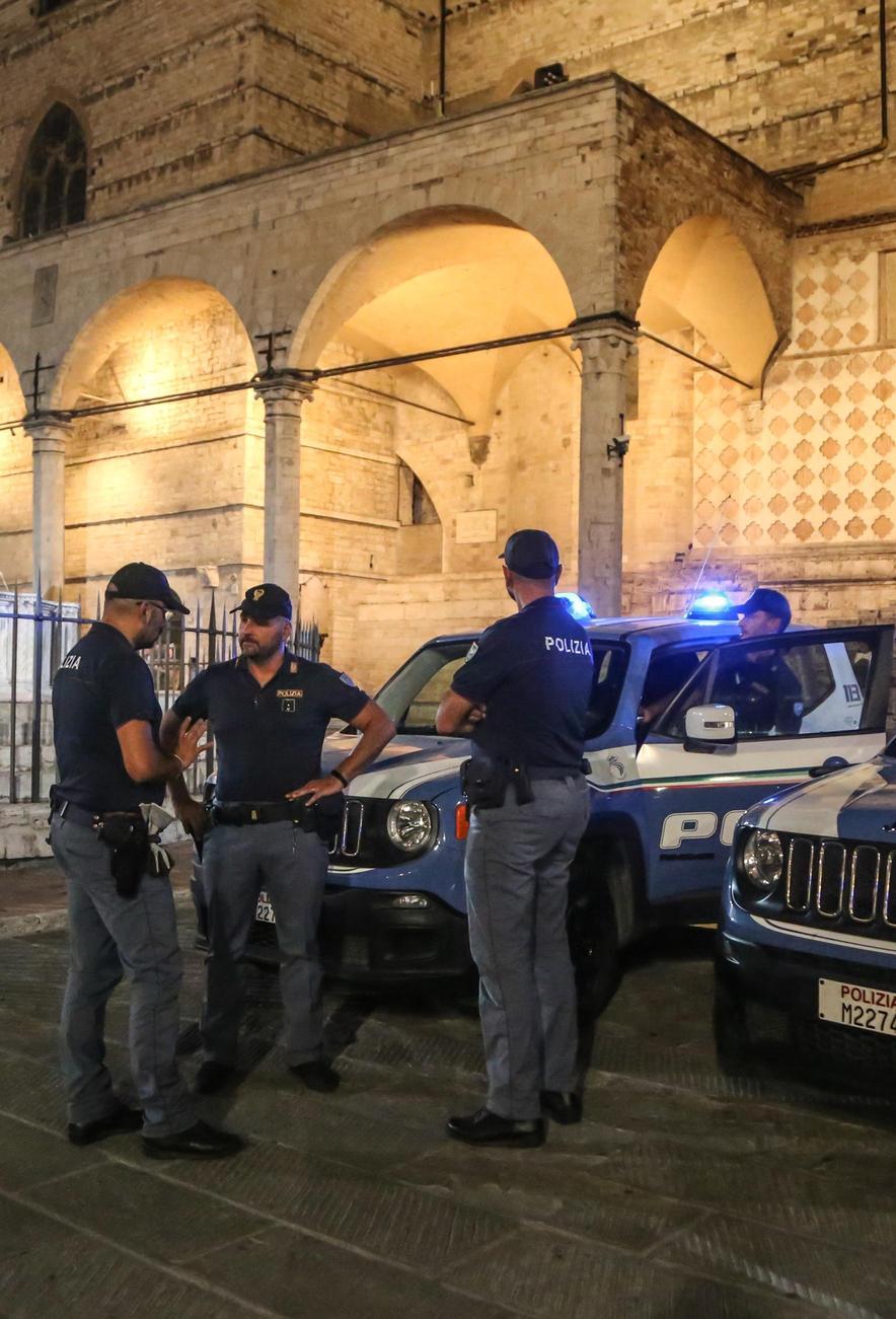 Il ladro seriale “senza pace“. Aggredisce anche i poliziotti che alla fine lo arrestano