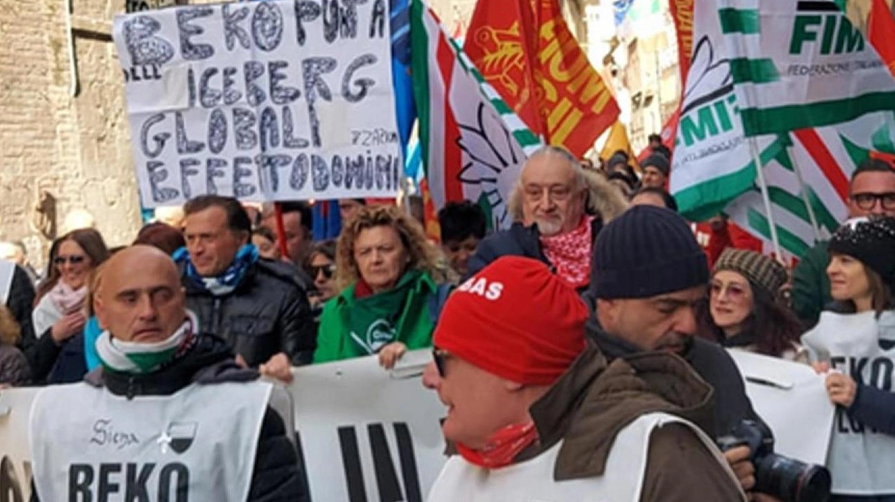 Proteste di sindacati e opposizioni, Governo e Comune chiamati in causa. Calenda annuncia una nuova interrogazione parlamentare a Urso. Il sindaco Fabio: "L’azienda se ne andrà, troviamo altre soluzioni". . Proteste di sindacati e opposizioni, Governo e Comune chiamati in causa. Calenda annuncia una nuova interrogazione parlamentare a Urso. Il sindaco Fabio: "L’azienda se ne andrà, troviamo altre soluzioni". .