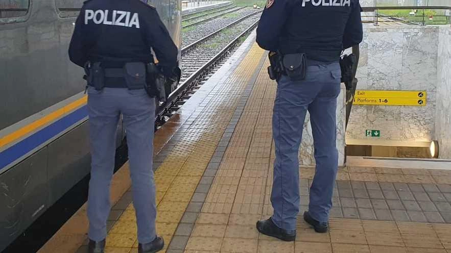 Gli agenti del commissariato di Forte dei Marmi hanno trovato il 34enne seduto sui binari con accanto il personale della Croce Verde