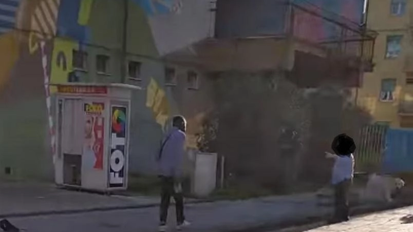Un’immagine ripresa dal video che ritrae l’artigiano aggredito nei giorni scorsi da un uomo in pieno centro a Pontedera Un’immagine ripresa dal video che ritrae l’artigiano aggredito nei giorni scorsi da un uomo in pieno centro a Pontedera